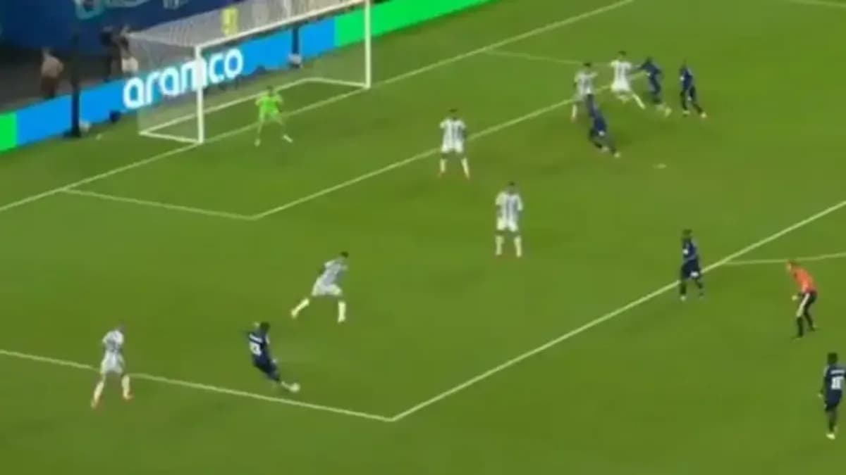 Sidny Lopes Cabral Arjantin ağlarına inanılmaz bir gol attı