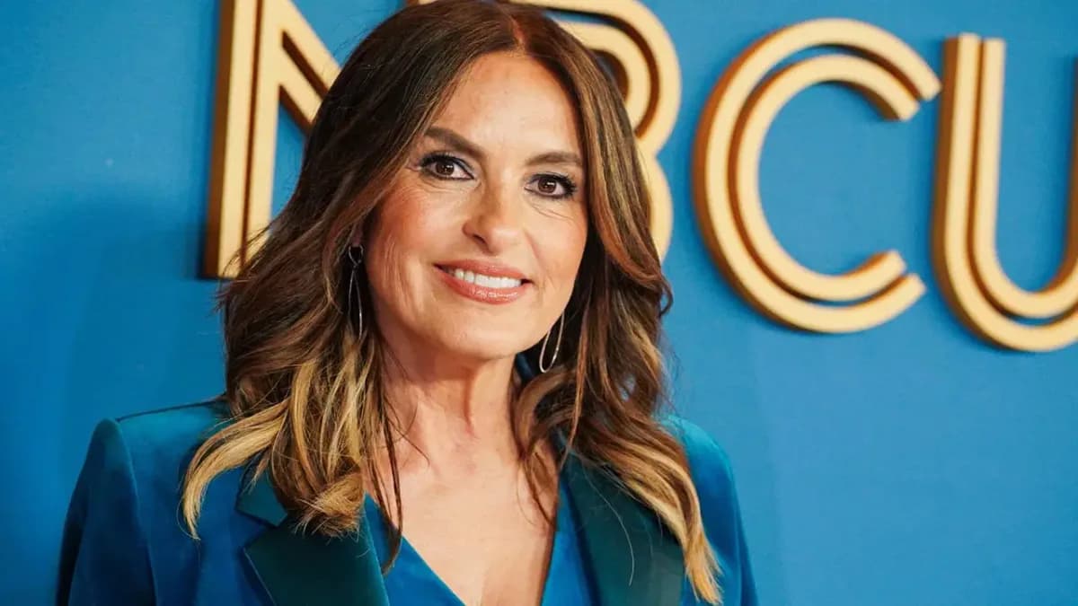 Mariska Hargitay 78. Emmy Ödülleri gecesinde sunuculuk koltuğuna oturuyor