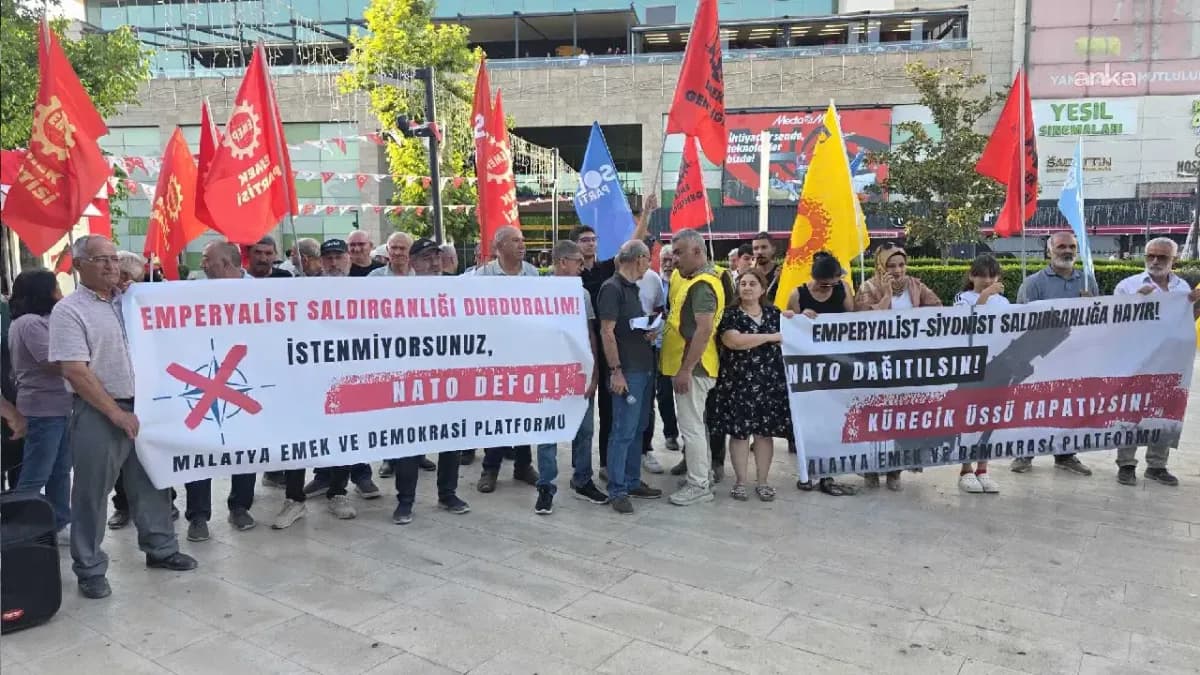 Malatya Emek ve Demokrasi Platformu üyeleri, İnönü Caddesi'nde düzenledikleri eylemde NATO Zirvesi'ni protesto ederek pankart ve bayraklarla basın açıklaması yaptı.