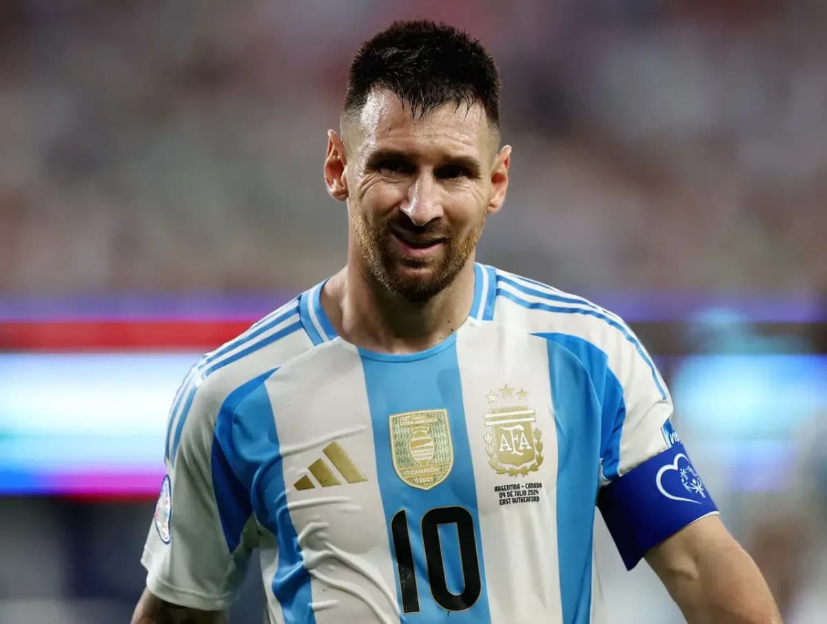 Lionel Messi, Arjantin milli takımı formasıyla gülümserken.