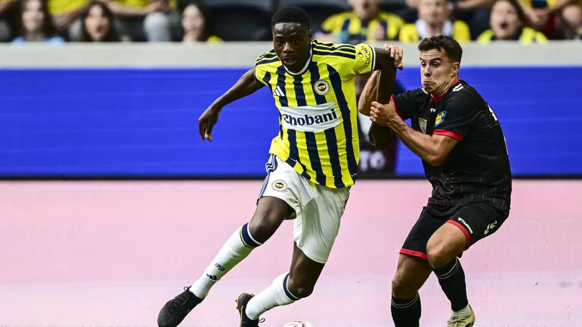 Fenerbahçeli Anthony Musaba, hazırlık maçında rakip oyuncuya karşı topla ilerliyor