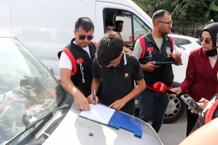 Adana'da kanalda yüzen çocukların ailelerine para cezası yazıldı