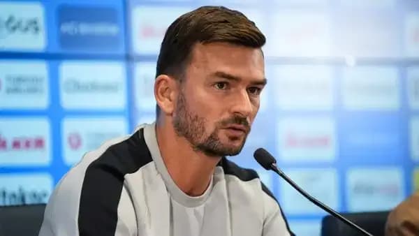 Gornik Zabrze Teknik Direktörü Michal Gasparik, Fenerbahçe ile oynanacak UEFA Şampiyonlar Ligi 2. eleme turu maçı öncesinde düzenlenen basın toplantısında açıklamalarda bulunuyor.