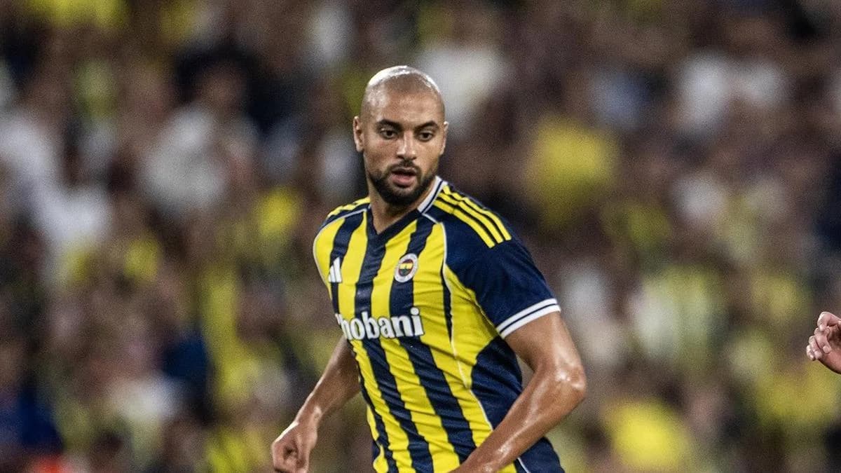 Fenerbahçe'nin sarı-lacivert formasını giyen Sofyan Amrabat maç sırasında