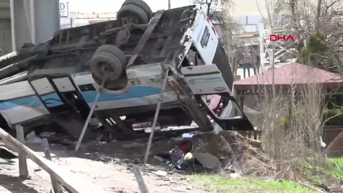 Ankara’da Minibüs Kazası: 5 Kişi Hayatını Kaybetti, 14 Yaralı