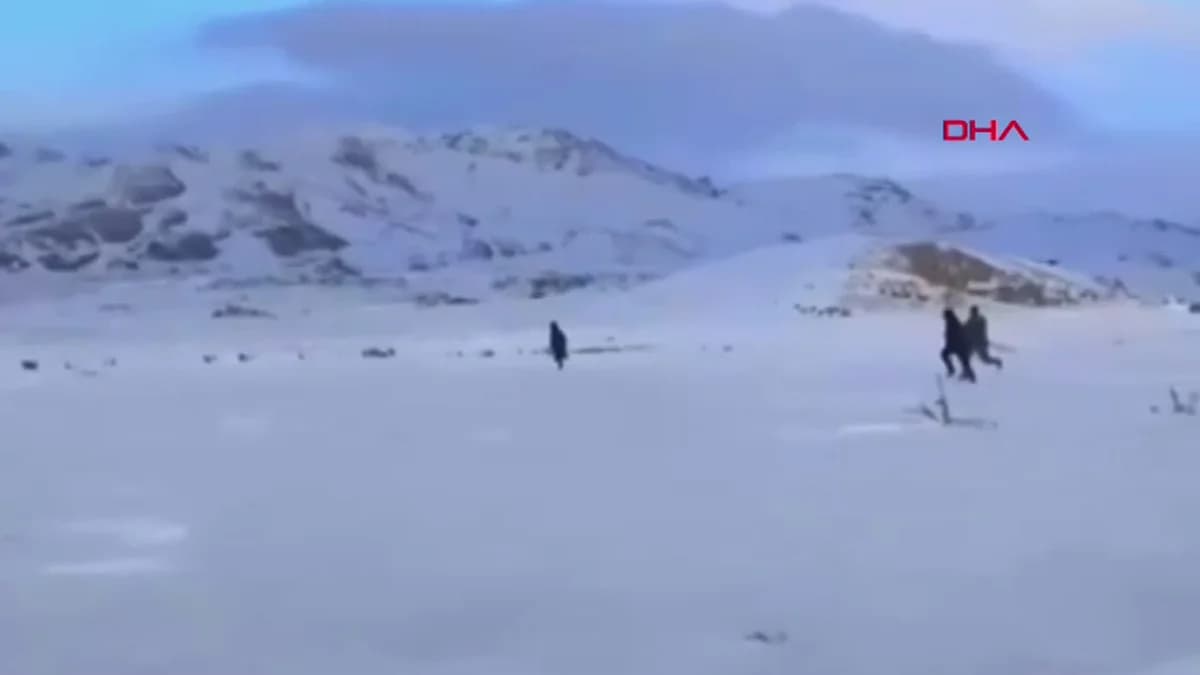 Karla Kaplı Araziyle Kaçmaya Çalışan Firari Hükümlü, Jandarma Tarafından Yakalandı