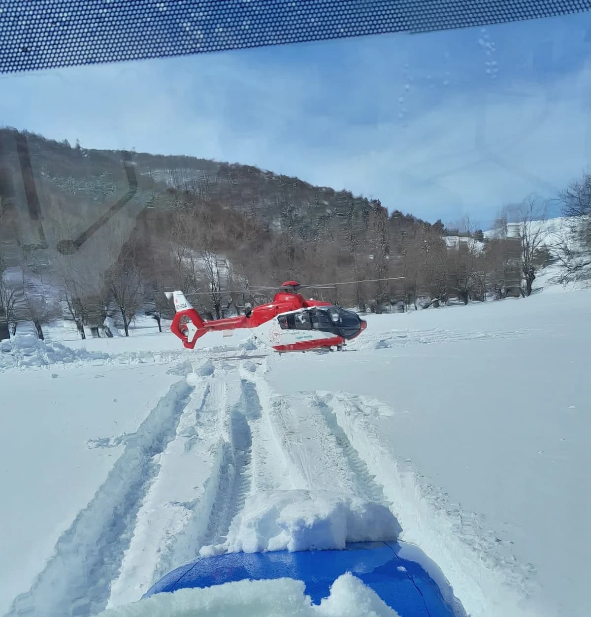 Karla Kaplı Yolda Hasta, Ambulans Helikopterle Kurtarıldı
