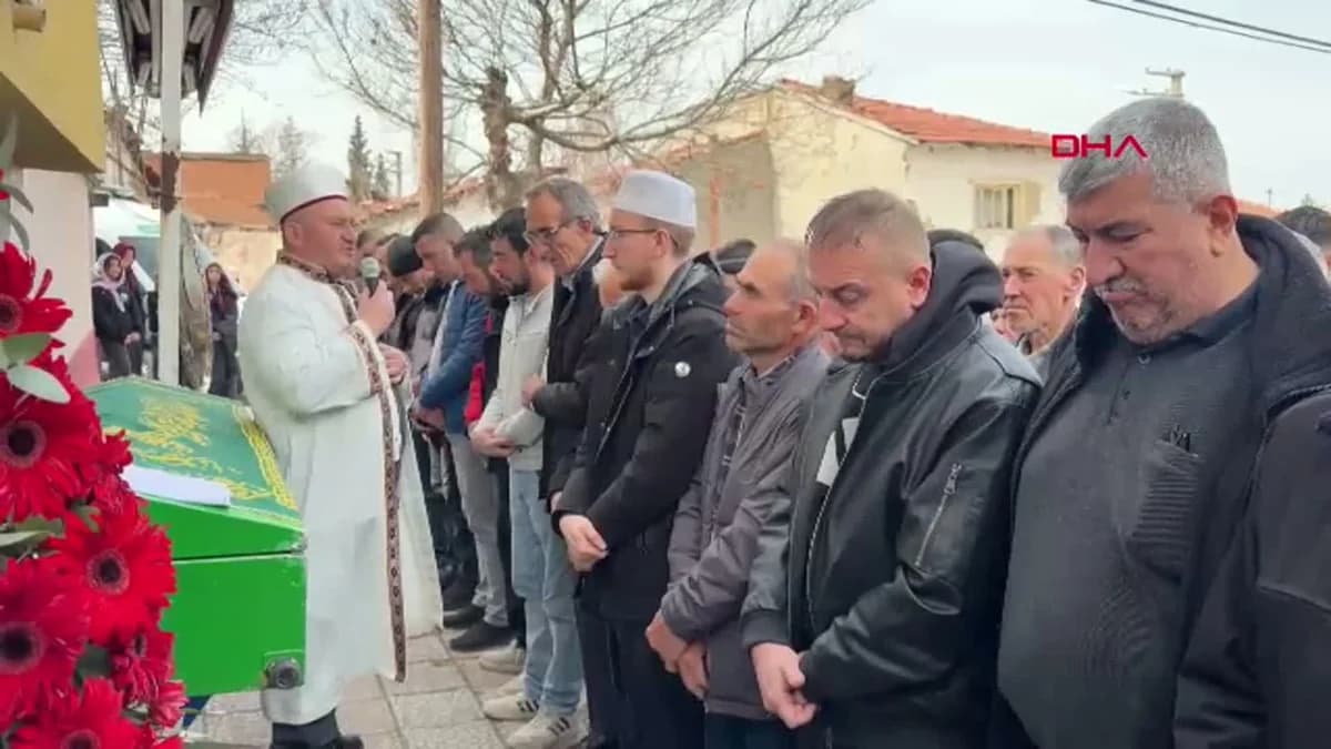 Eskişehir’deki Motosiklet Kazasında Genç Eşini Kaybeden Emirhan Toprağa Verildi