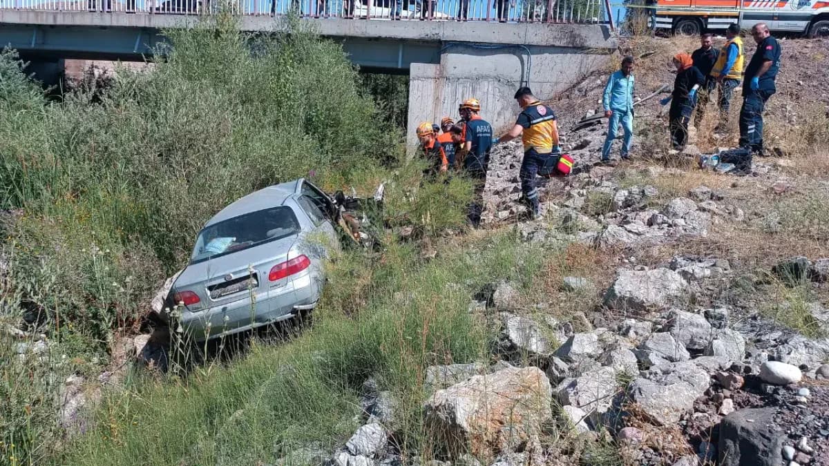 Sivas’ta Otomobil Dereye Uçtu: Yaşlı Çift Hayatını Kaybetti