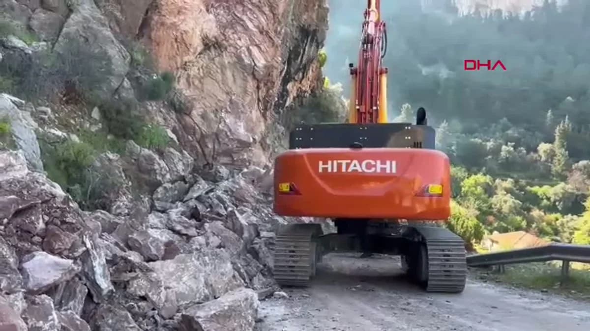 Fethiye’de Yamaçtan Düşen Kayalar Kara Yolunu Kapatıyor