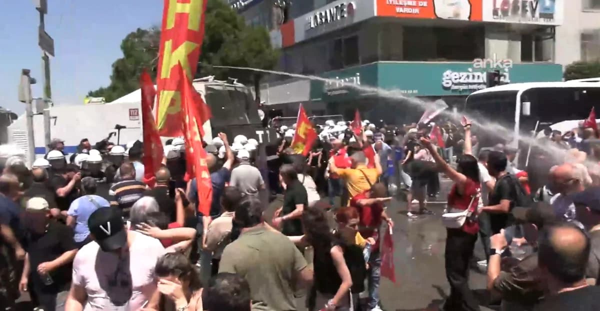 TOMA ve Biber Gazlı Engelleme Karşısında Bekleyiş Sürüyor