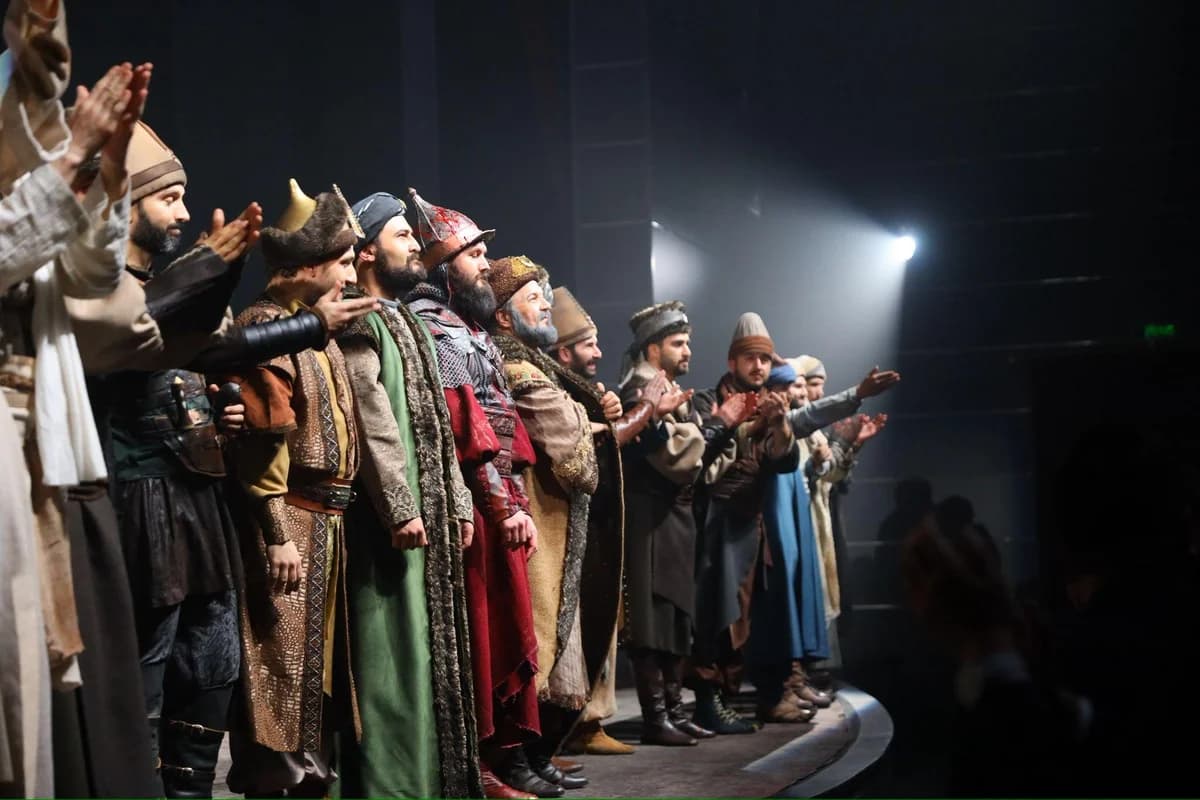 Erzurum Devlet Tiyatrosu’nda ‘Timur ve Yıldırım’ Oyunu Büyük İlgi Gördü