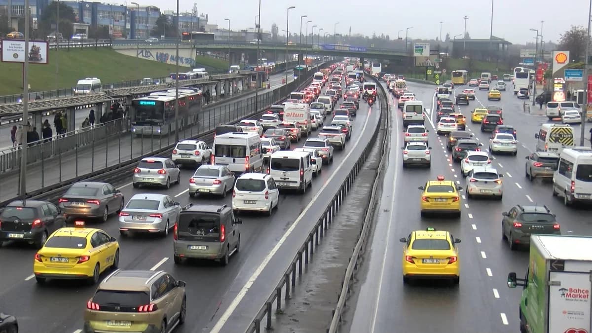 İstanbul’da Trafik Yoğunluğu Başladı
