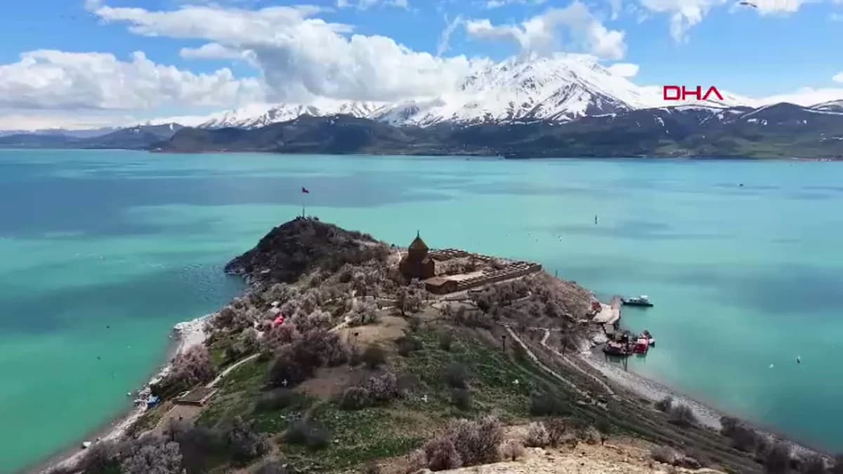 Van’da Badem Çiçekleri Açtı: Akdamar Adası Turist Akınına Uğradı