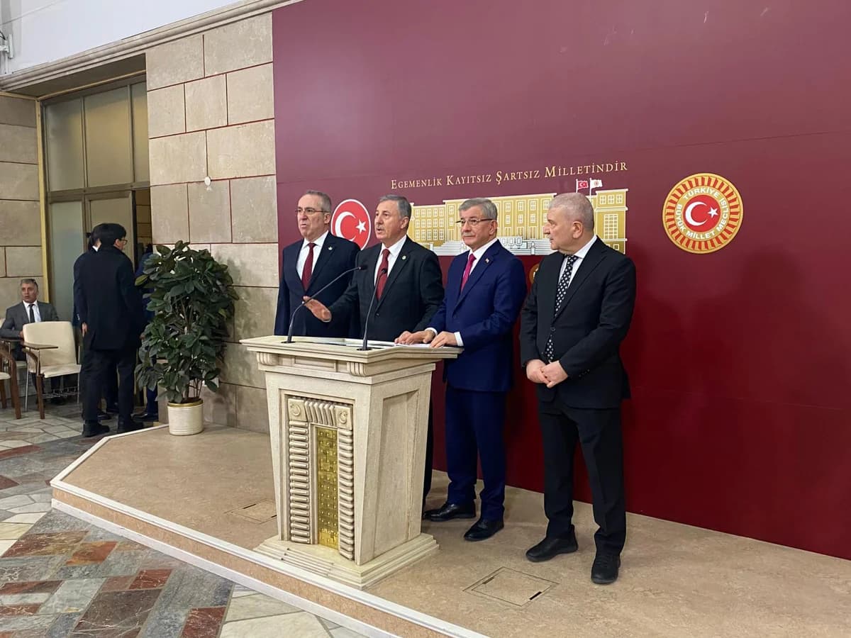 Ahmet Davutoğlu’ndan Türkiye’ye Ara Buluculuk Çağrısı