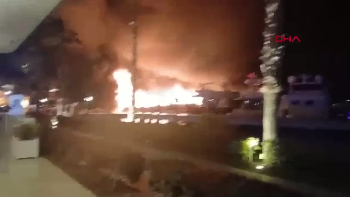 Bodrum’daki Yat Yangını Sonrası Temizlik ve Enkaz Kaldırma Çalışmaları Başladı
