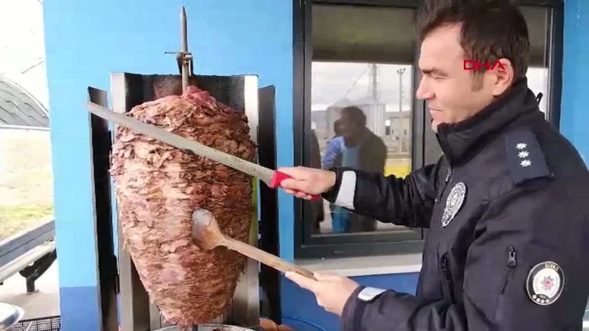 Sivas’ta Polisten Sürücülere İftar İkramı: Döner ve Ayran
