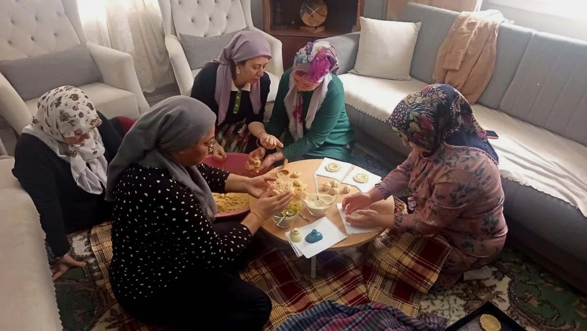 Hatay’da Ev Kadınları Ramazan Kömbesi İçin İmece Usulü Çalışıyor