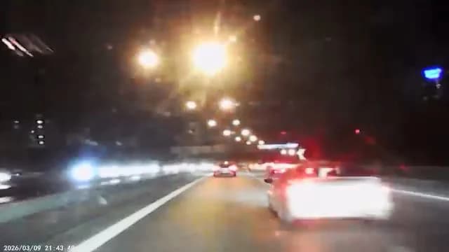 Gaziosmanpaşa TEM Otoyolu’nda Makas Atan Sürücü Kaza Yaptı: 2 Yaralı