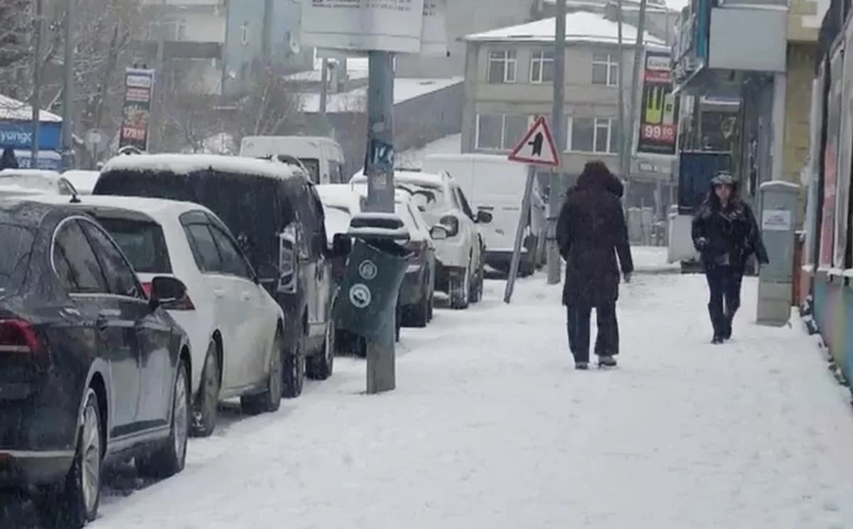 Ardahan’da Kar Yağışı Şehri Beyaza Bürüdü