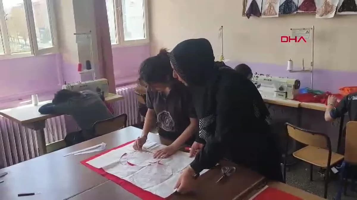 19 Mayıs Coşkusu Kars’ta Dalgalanıyor: Moda Tasarımı Öğrencilerinden Gurur Veren Türk Bayrağı Dikimi