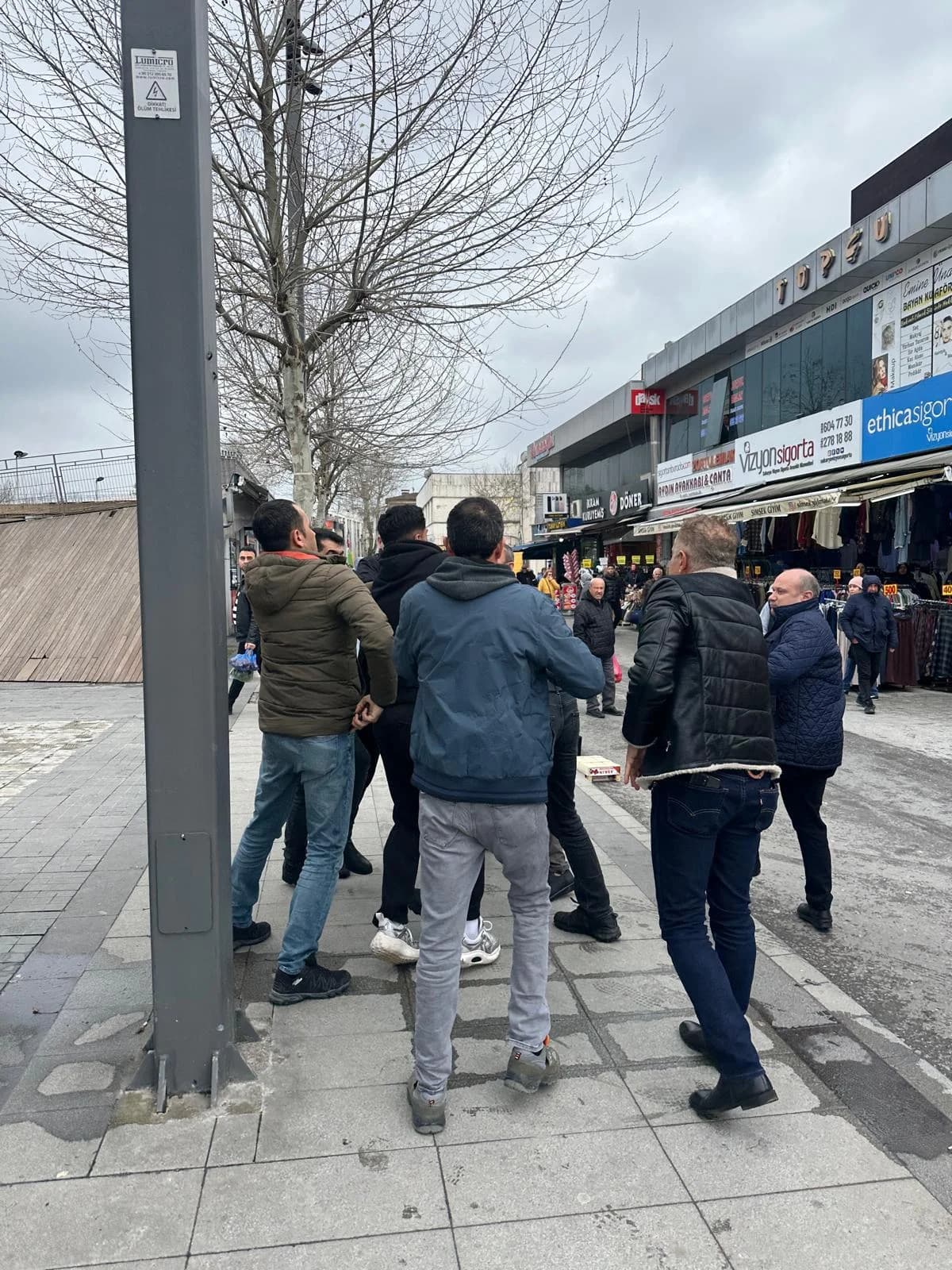 Adapazarı’nda Seyyar Satıcı ve Zabıta Arasındaki Arbede Kameralara Yansıdı