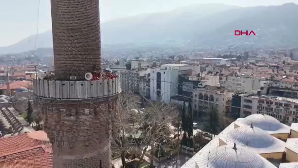 Bursa’nın Ulu Cami’sine İkinci Mahya: ‘Zekat Berekettir’