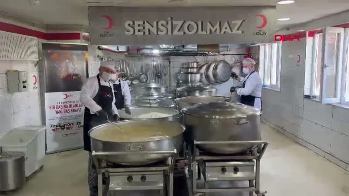 Kızılay Genel Başkanı Yılmaz, Aşevinde İhtiyaç Sahiplerine Yemek Dağıttı