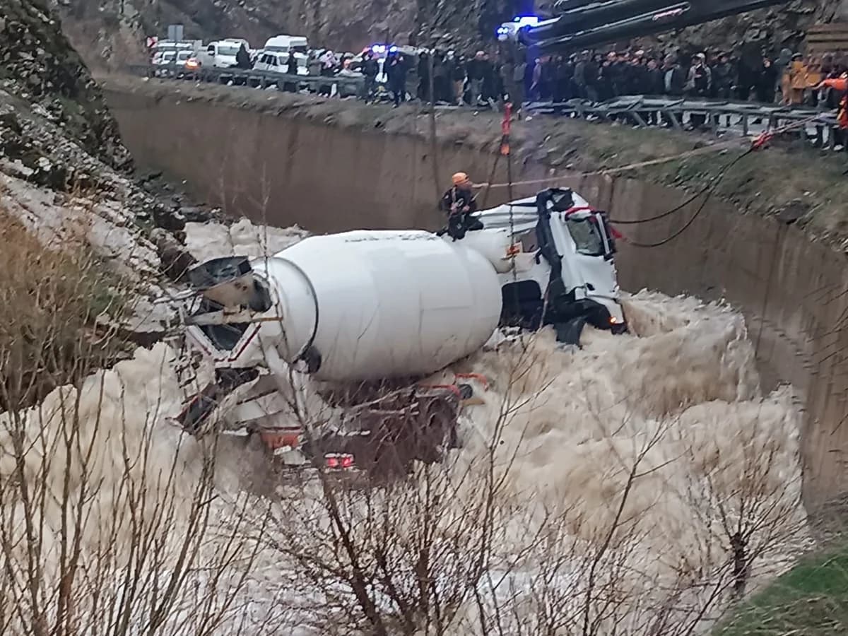 Beton Mikseri Dereye Yuvarlandı: Şoför Engin Aras Kayboldu