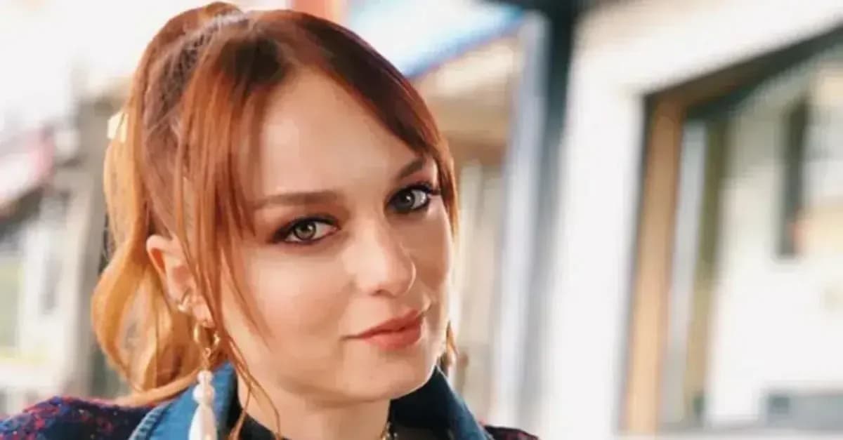 Nilperi Şahinkaya Yaz Sezonunu Şezlong Pozuyla Açtı