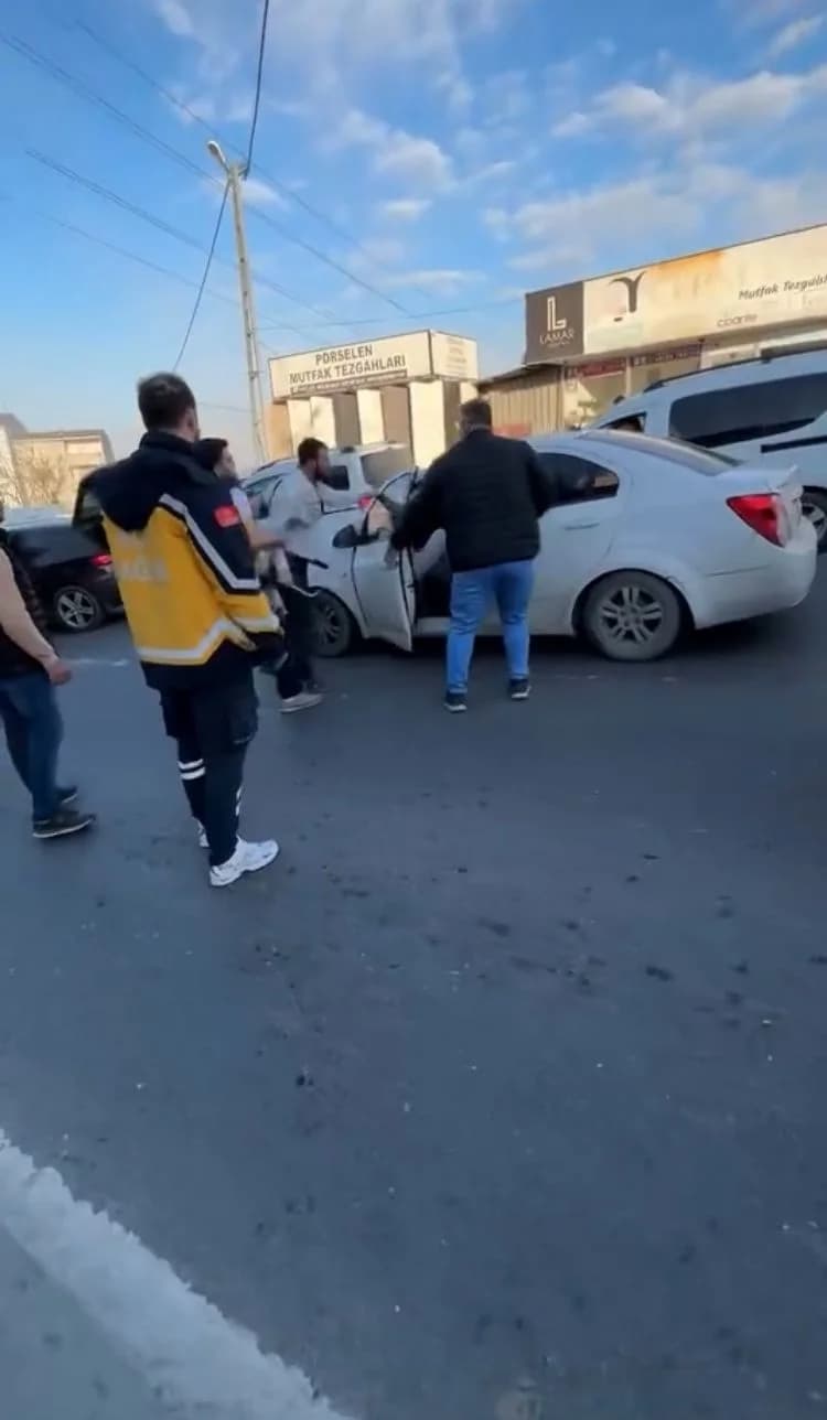 Başakşehir’de Trafik Kazası Sonrası Levyeli Kavga