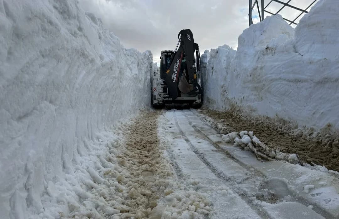 Van’da 3 Metreyi Aşan Kar İle Savaş: Başkale’de Yollar Açıldı
