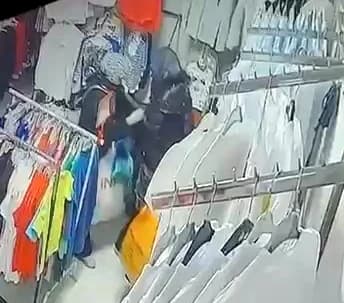 Esenyurt’ta Bayramlık Çikolata ve Kıyafet Hırsızlığı Güvenlik Kamerasında