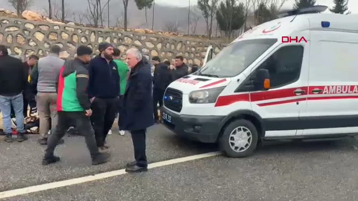 Batman’da Feci Kaza: Refüje Çarpan Otomobil Alev Aldı, 2 Yaralı