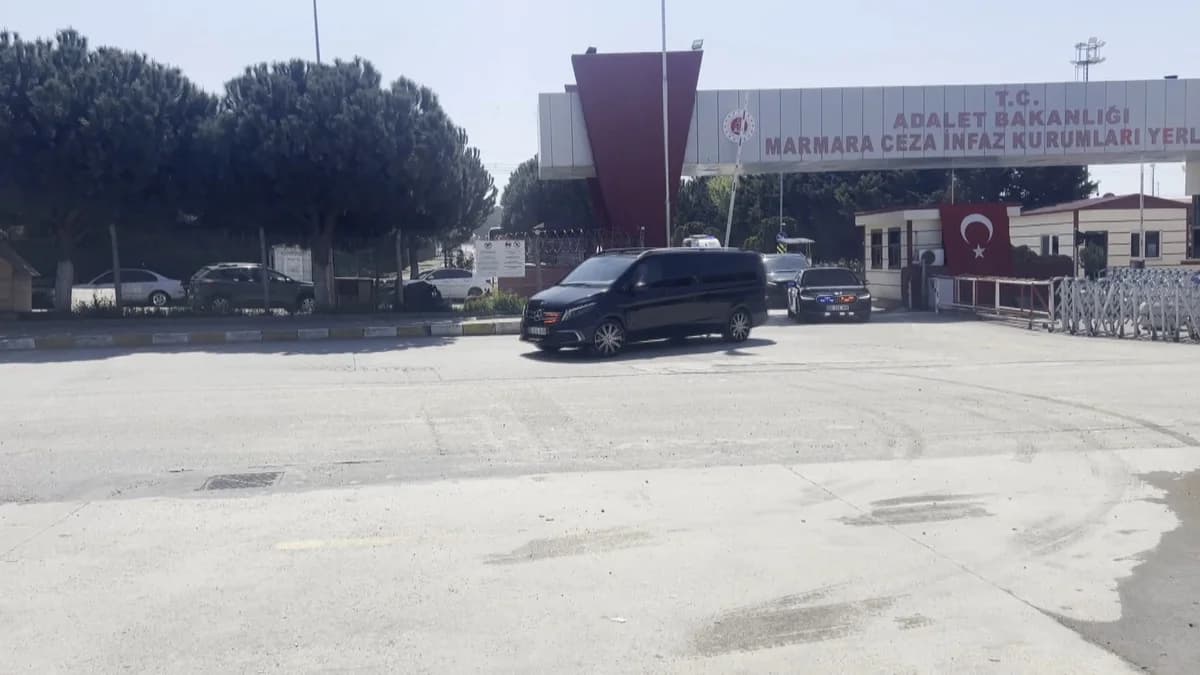 Özgür Özel’den Ekrem İmamoğlu’na Sürpriz Ziyaret: 3 Saatlik Görüşme Sonrası Açıklama Yok