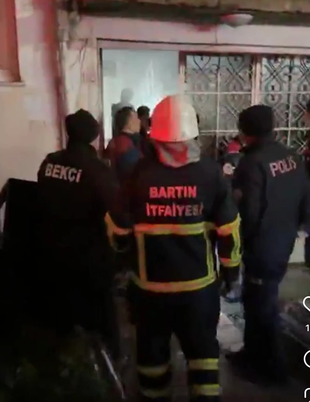 Bartın’da Apartman Yangını: İki Kişi Dumandan Etkilendi