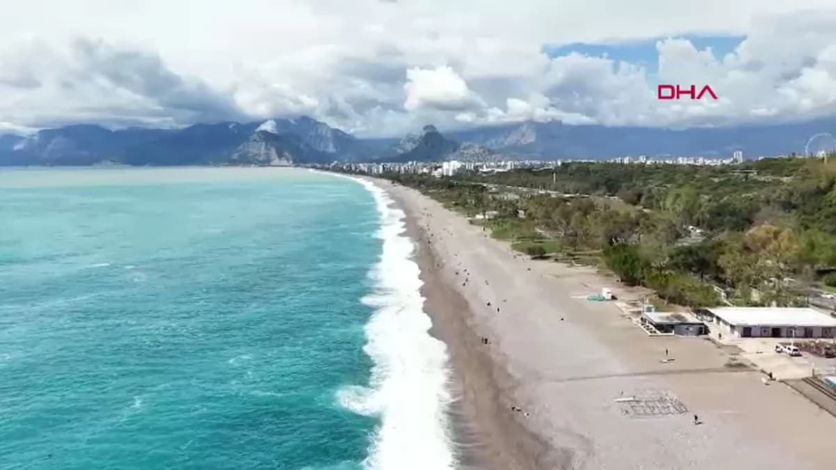 Antalya’da Yağmurdan Sonra Güneş Işıldadı, Sahillerde Kalabalık Oluştu