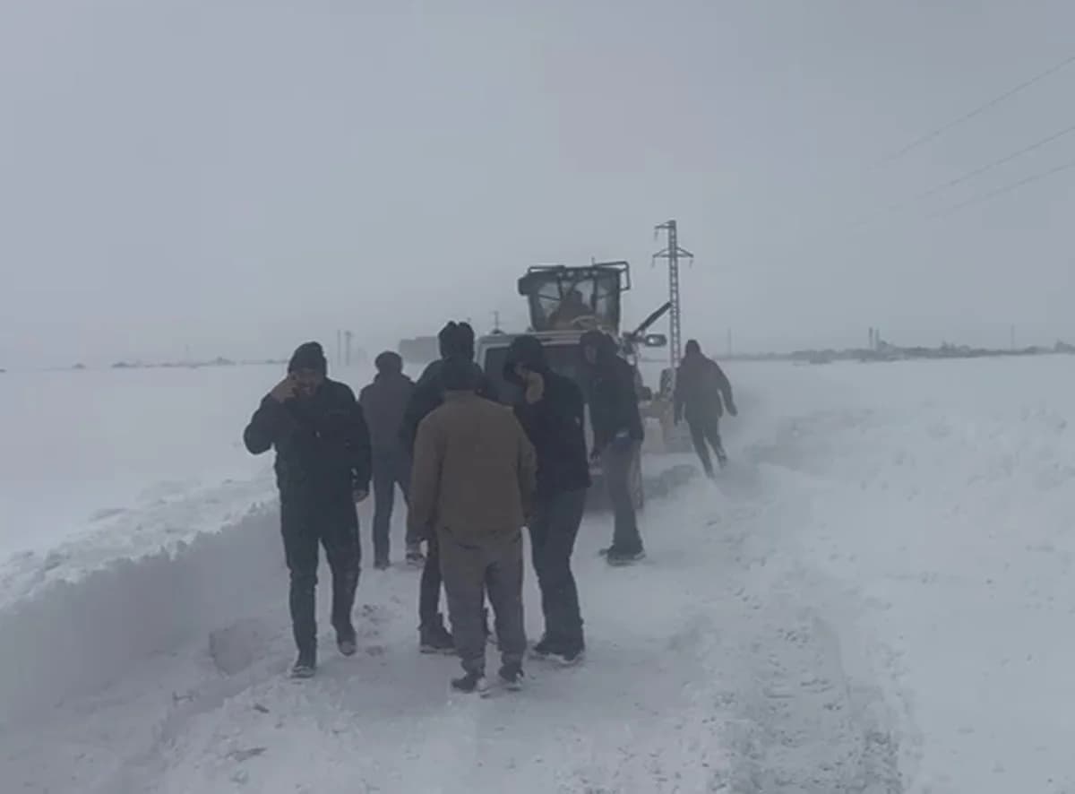 Kars’ta Kar İnmeleri 12 Aracı Mahsur Bıraktı, Kurtarma Operasyonu Başarıyla Gerçekleşti