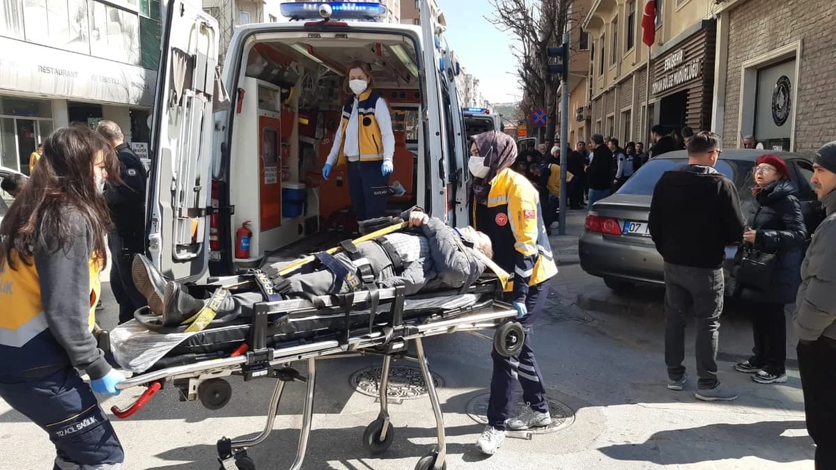 Kırmızı Işıkta Duran Araca Çarpan Otomobil Yayalara Daldı: 5 Yaralı