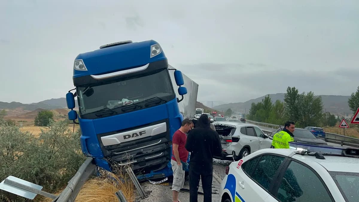 Tosya'da peş peşe 3 zincirleme kaza: 1 kişi öldü, 12 kişi yaralandı