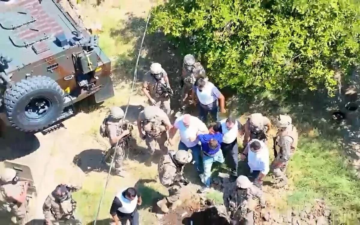 Silahlı tehdit hükümlüsü Efeler'de yakalandı, evinden cephanelik çıktı