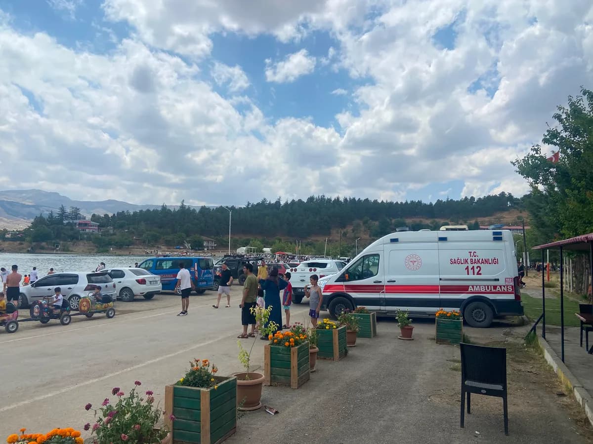 Hazar Gölü'nde kayık battı, içindeki 7 kişi son anda kurtarıldı