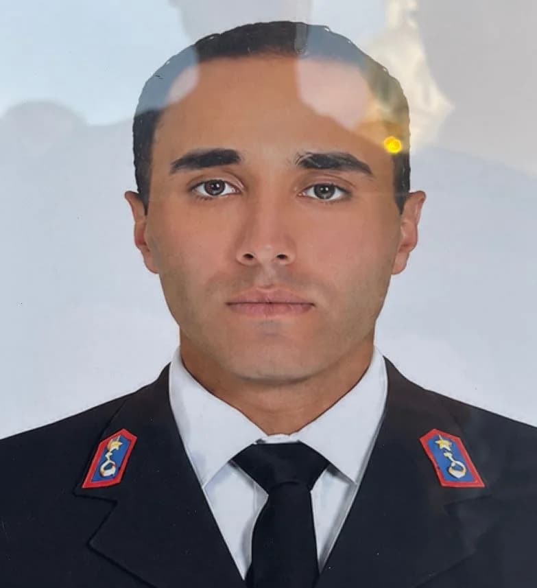 Resmi üniformalı genç uzman çavuşun vesikalık fotoğrafı