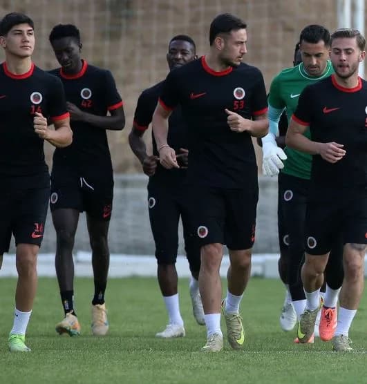 Siyah-kırmızı formalı Gençlerbirliği futbolcuları antrenmanda koşu yaparken