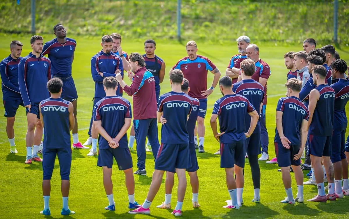 Trabzonspor futbolcuları antrenman sahasında teknik heyetin talimatlarını dinlerken