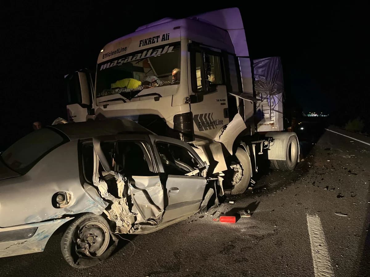Niğde’de Feci Kaza: TIR’la Kafa Kafaya Çarpışan Otomobildeki Çift Hayatını Kaybetti