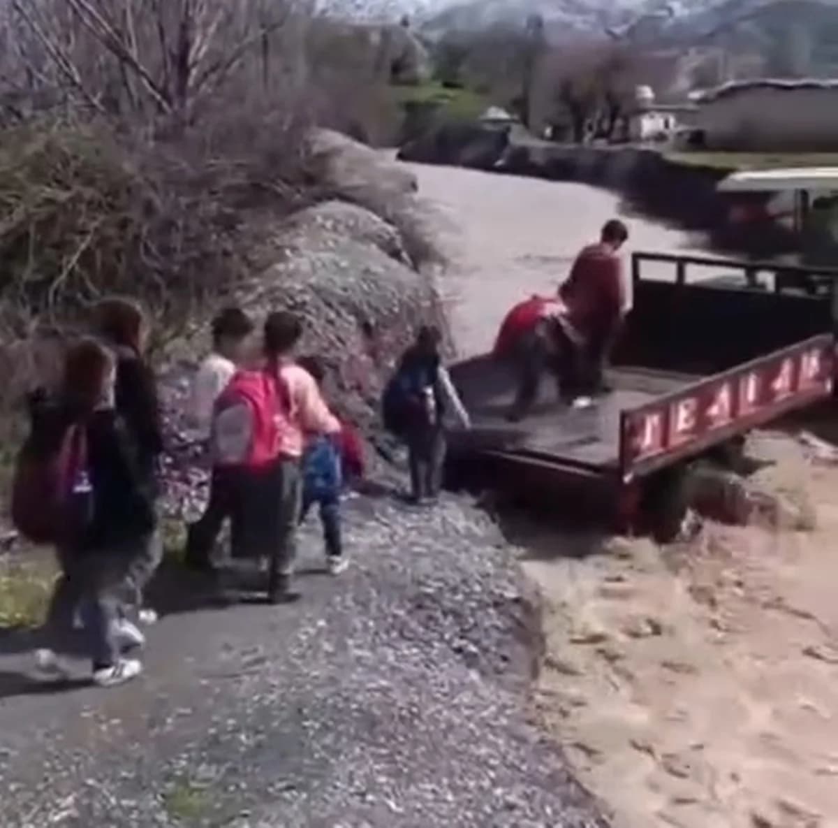 Traktörle Dereyi Geçen Öğrenciler Dikkat Çekti