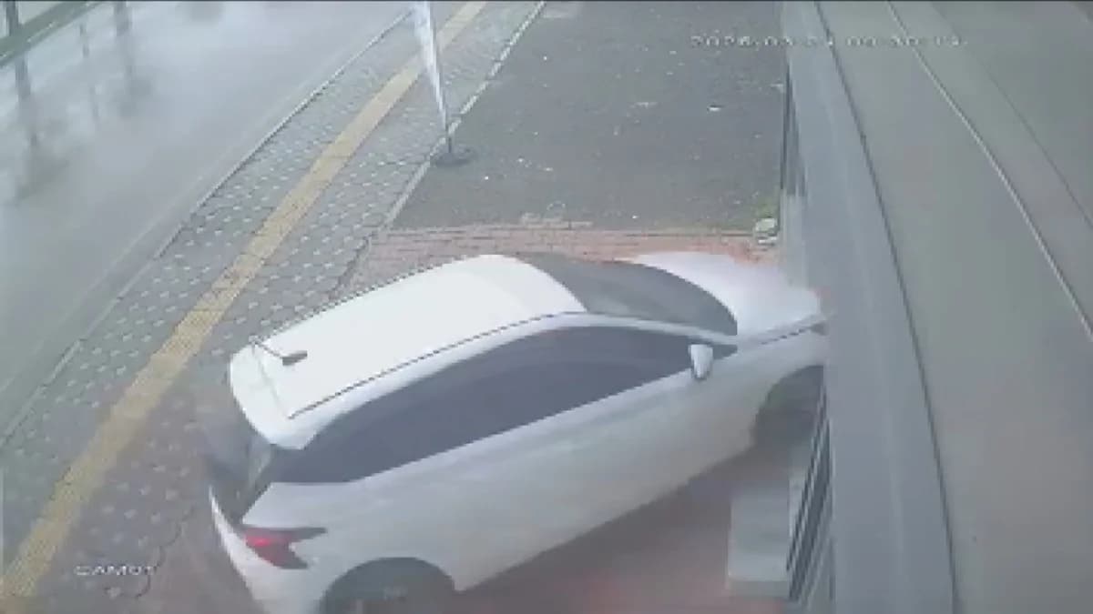 Osmaniye’de Otomobilin İş Yerine Çarpma Anı Güvenlik Kamerasına Yansıdı