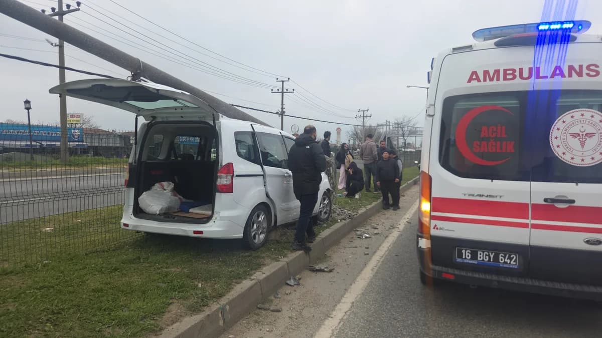 Orhangazi’de Hafif Ticari Araç Aydınlatma Direğine Çarptı; İki Kişi Yaralandı