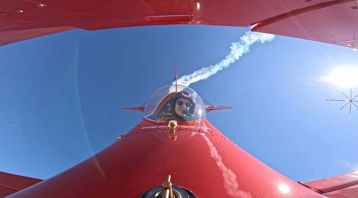Türkiye’nin İlk Kadın Akrobasi Pilotundan Nefes Kesen Gösteri: Dünya Pilotlar Günü Kutlandı
